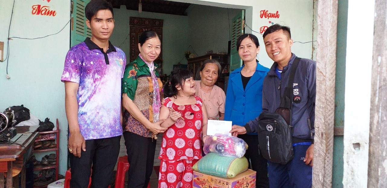 Chăm sóc, bảo vệ trẻ em - Trách nhiệm của cả cộng đồng Phụ nữ Cần Đước cùng đại diện mạnh thường quân thăm, tặng quà trẻ em có hoàn cảnh khó khăn