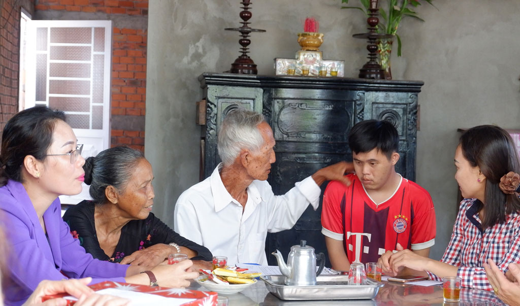 Ông Lê Văn Cua và bà Nguyễn Thị Út bên người con trai út trong căn nhà vừa mới xây dựng