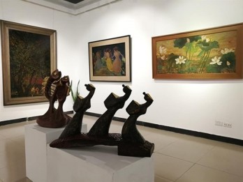 Exhibition honors traditional lacquer painting