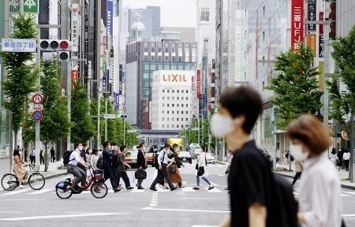 Người dân đi bộ tại quận mua sắm Ginza ở Tokyo, Nhật Bản, ngày 26/5. (Ảnh: Kyodo/TTXVN)