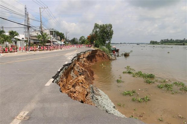 Hiện trường vụ sạt lở Quốc lộ 91 đoạn qua xã Bình Mỹ, huyện Châu Phú, tỉnh An Giang. (Ảnh: Công Mạo/TTXVN)