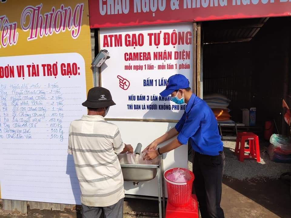 Đoàn viên hỗ trợ tại các “ATM gạo” - việc làm nhỏ nhưng ý nghĩa