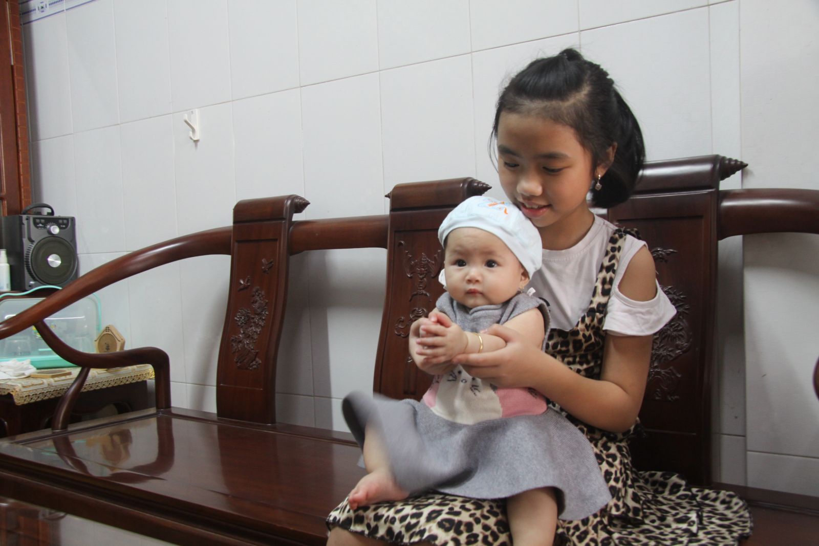 Con đã lớn khôn Lê Nguyễn Thảo Vy dành thời gian chơi với em