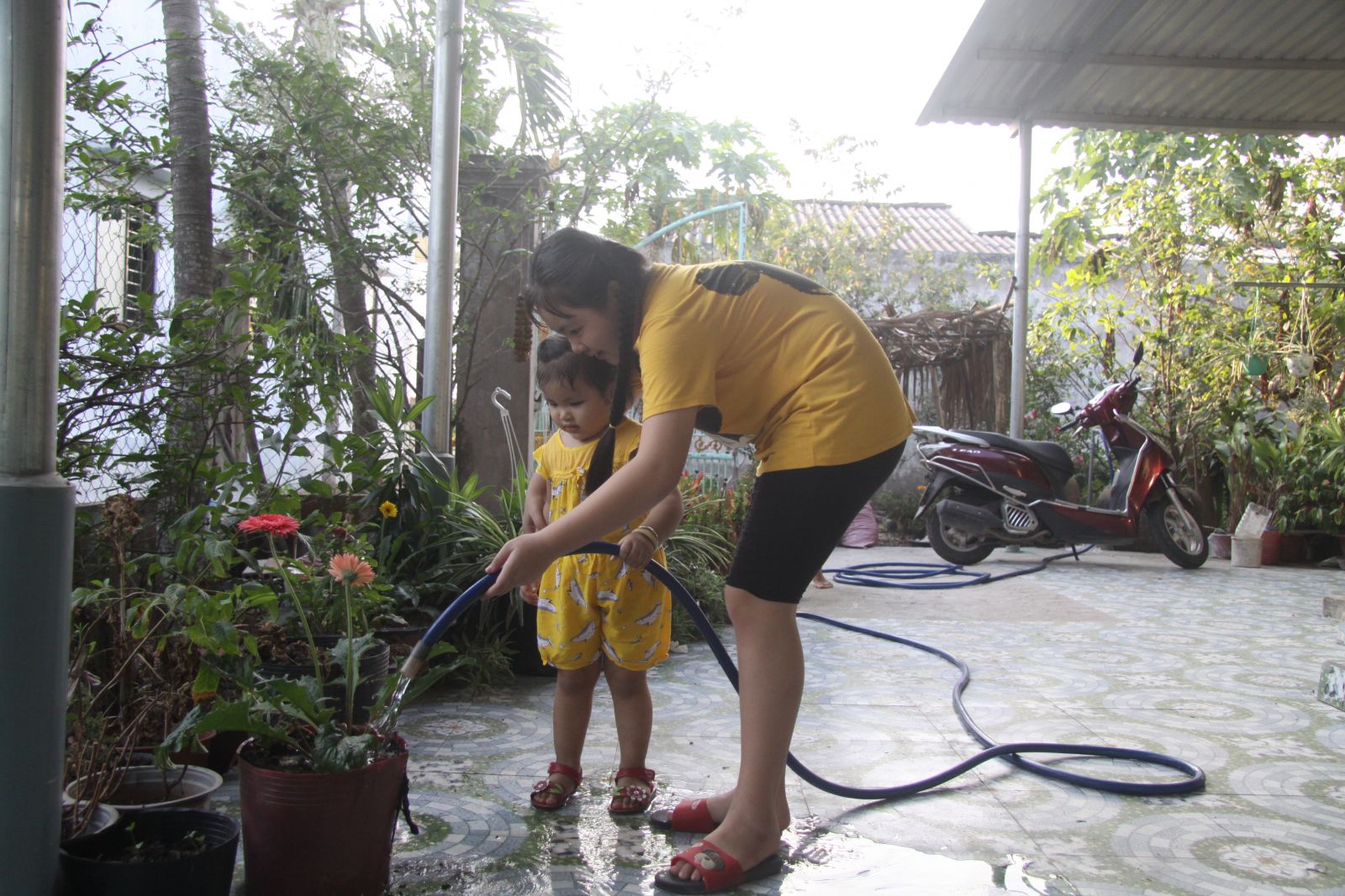 Con đã lớn khôn Hồ Ngọc Gia Hân dạy em tưới cây