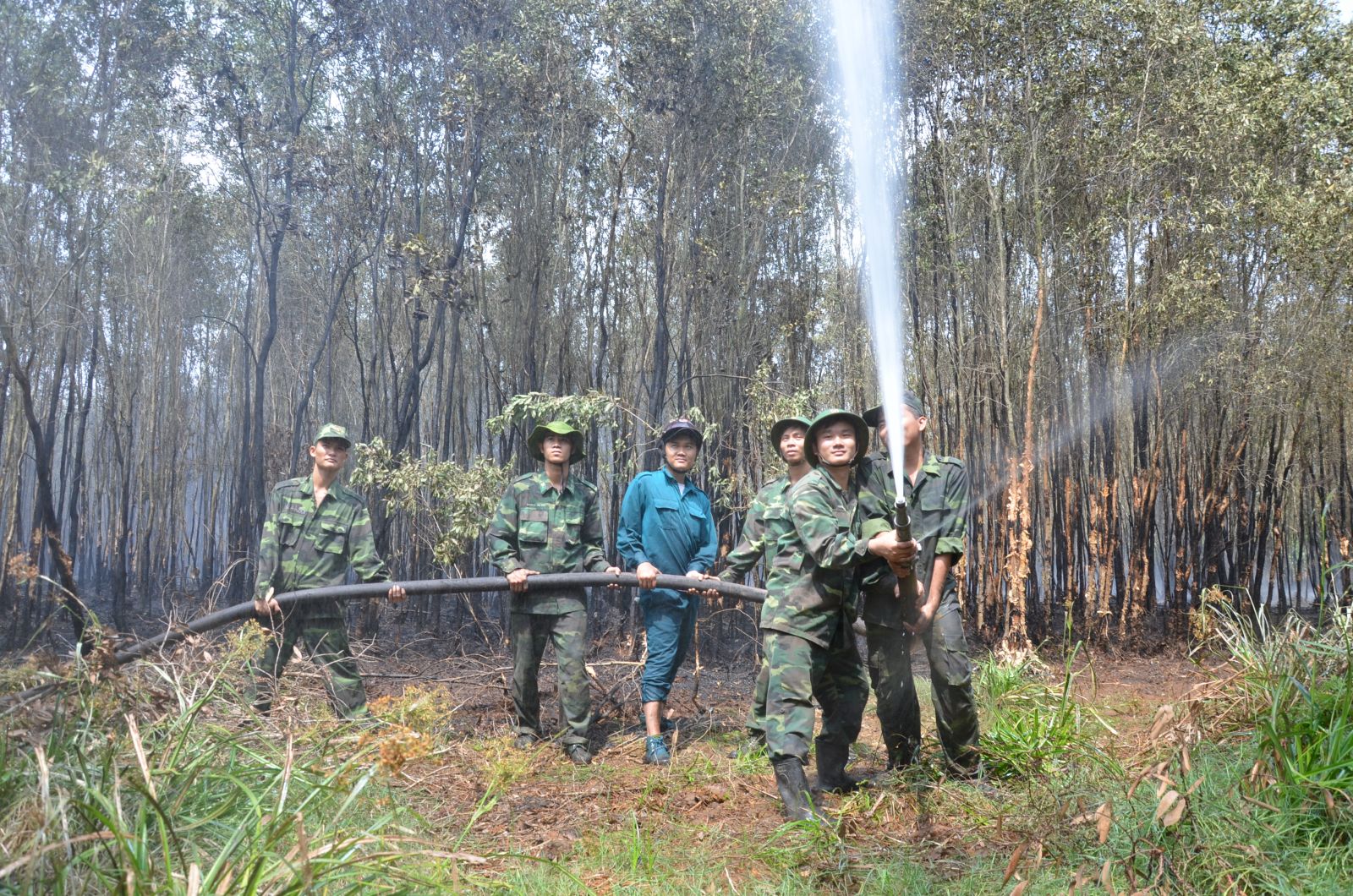 Đồn Biên phòng Mỹ Thạnh Tây tham gia chữa cháy rừng tràm trên địa bàn
