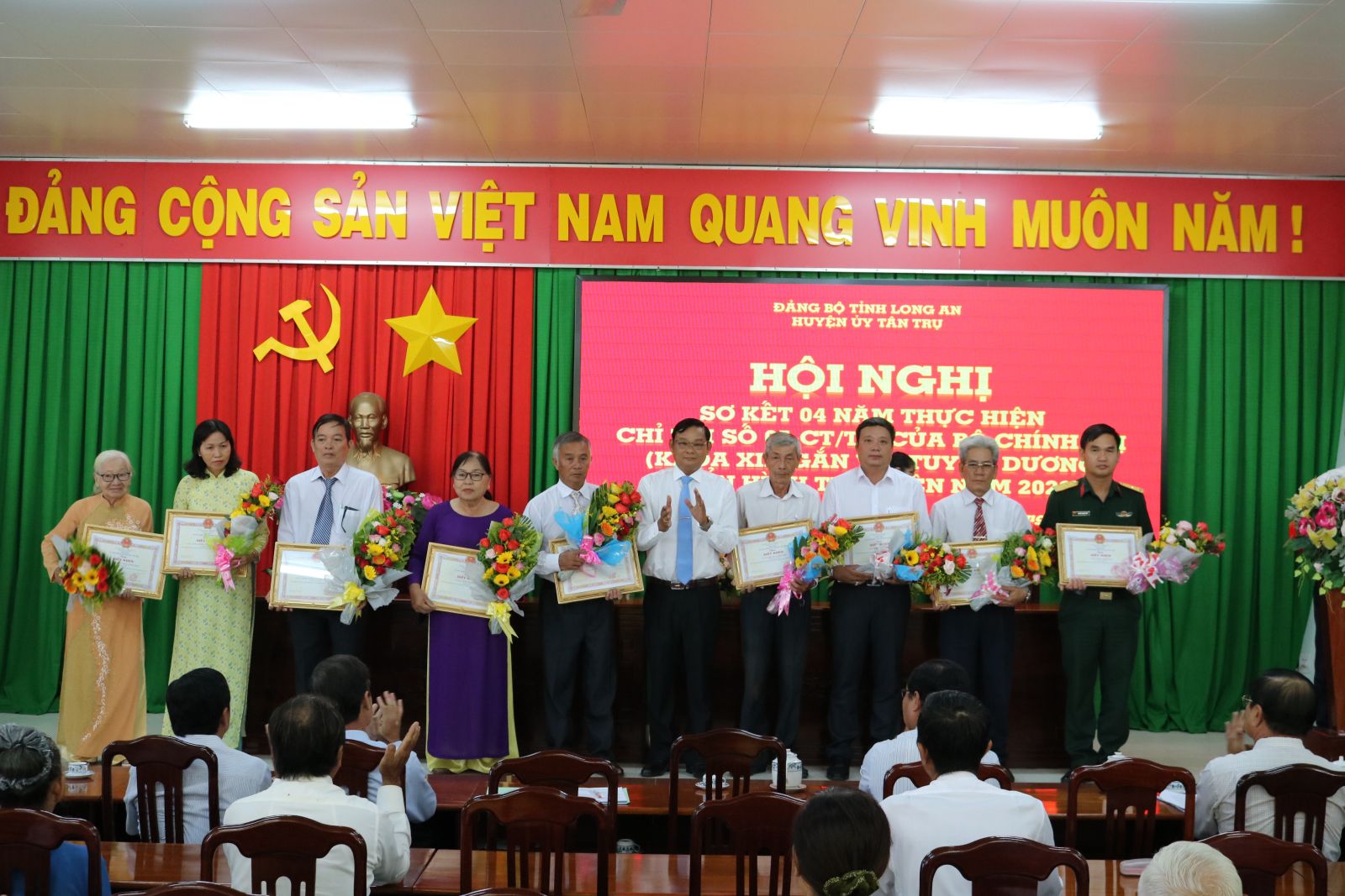 Bí thư Huyện ủy-Nguyễn Ngọc Dãy trao tặng Giấy khen cho các tập thể điển hình trong thực hiện Chỉ thị 05 của Bộ Chính trị
