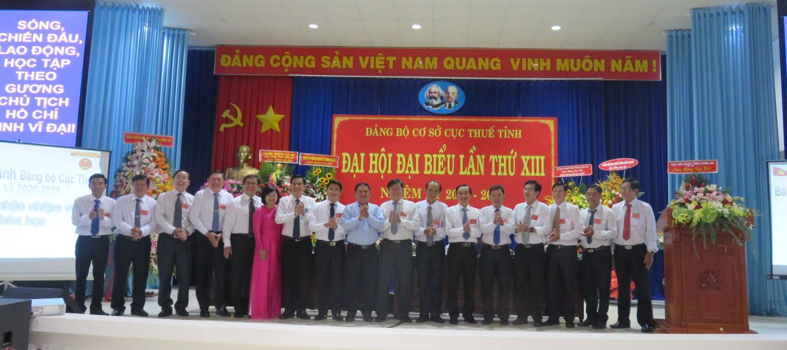 Bí thư Đảng ủy Khối Cơ quan và doanh nghiệp tỉnh - Nguyễn Việt Cường (thứ 7, trái qua), lãnh đạo Sở Tài chính chúc mừng Ban Chấp hành Đảng bộ Cục thuế tỉnh nhiệm kỳ mới