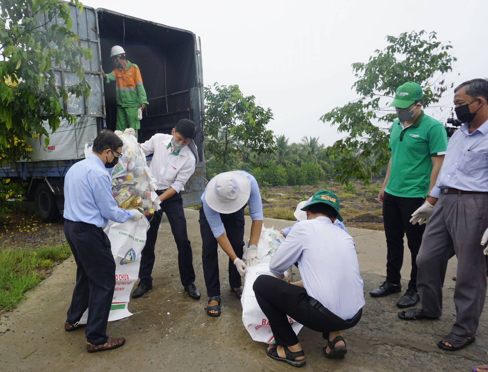 Trung tâm Bảo vệ thực vật phía Nam và Tập đoàn Lộc Trời thu gom bao bì, vỏ chai thuốc bảo vệ thực vật đến nơi xử lý an toàn