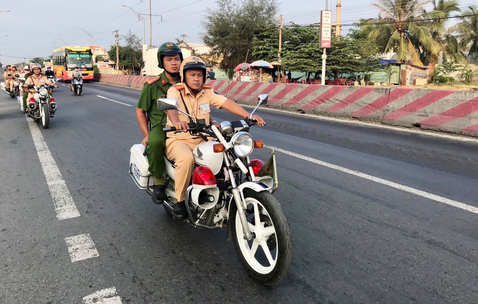Cảnh sát giao thông ra quân tổng kiểm soát phương tiện giao thông đường bộ