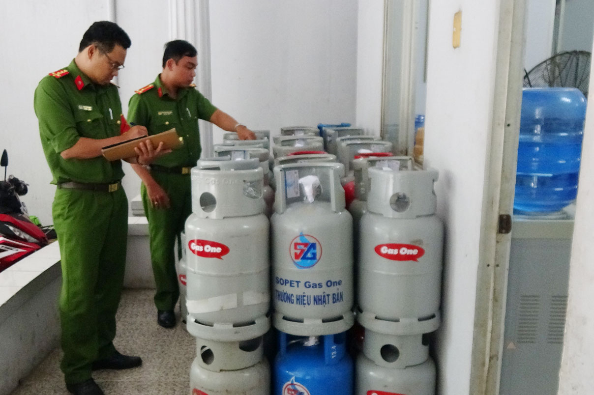 Phát hiện cơ sở sang chiết gas trái phép Cơ quan chức năng kiểm tra cơ sở sang chiếc nạp gas trái phép
