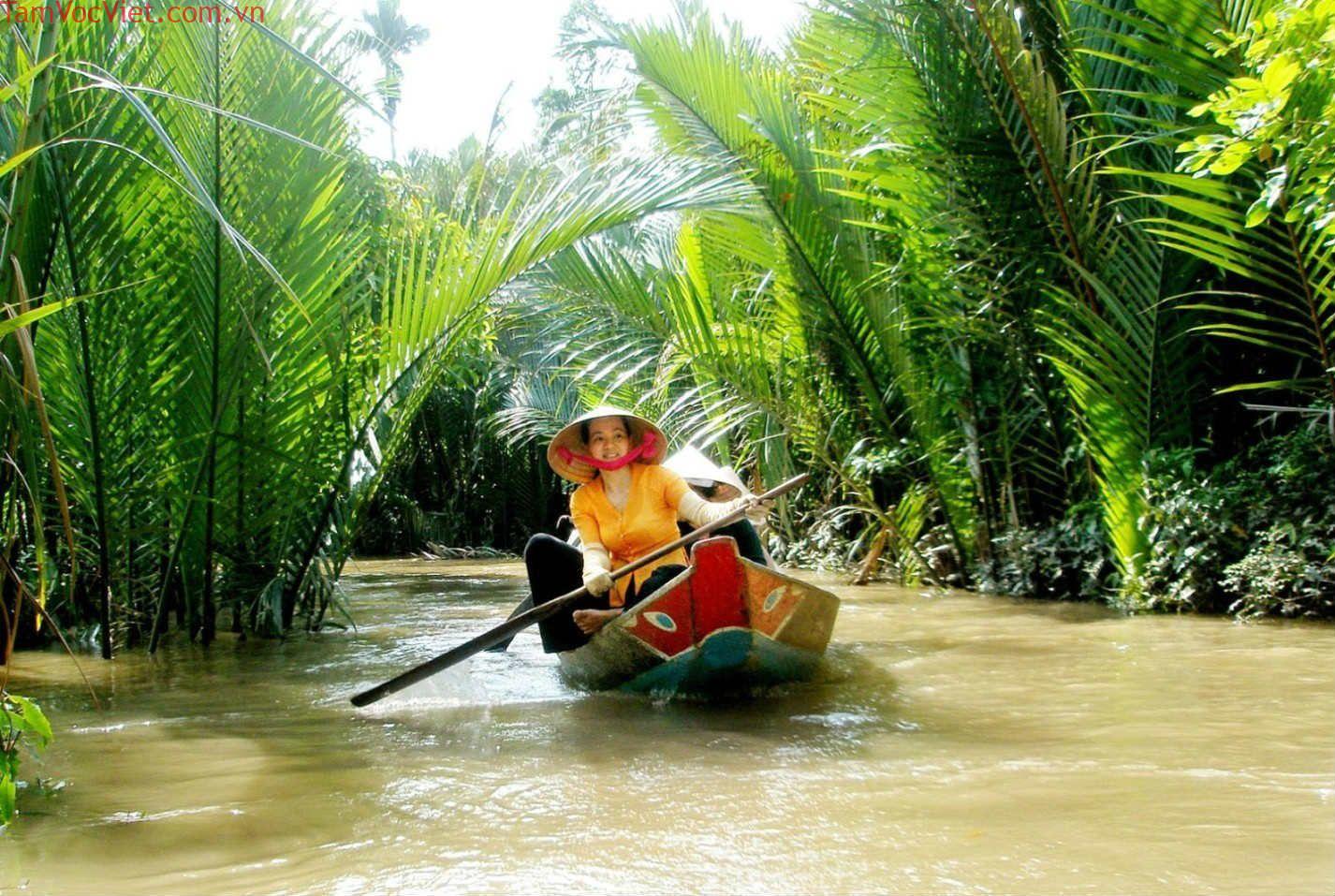 Trong suốt 3 thế kỷ xây dựng và bảo vệ quê hương, chiếc xuồng là một trong những phương tiện gắn bó với người dân