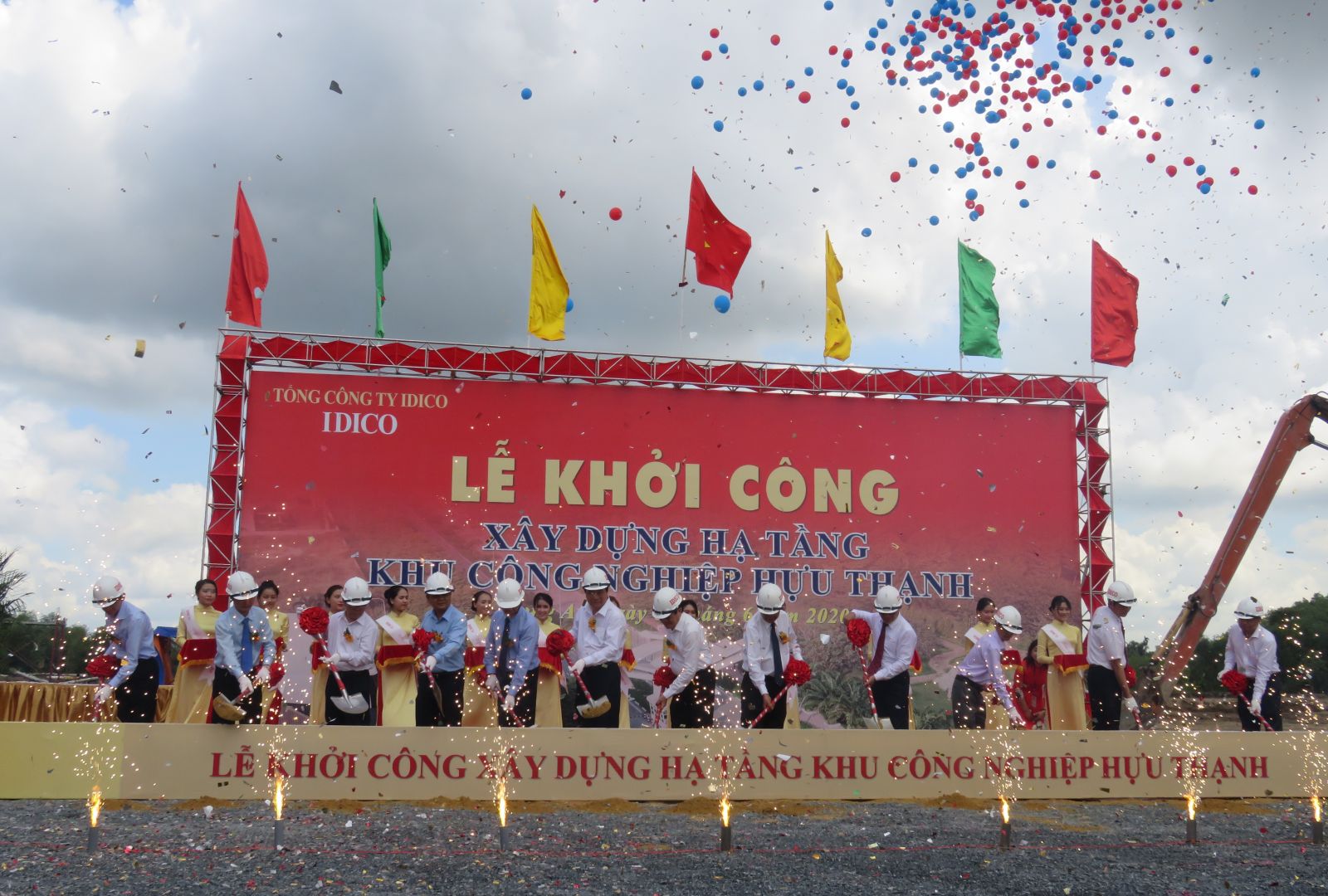 Long An: Groundbreaking for constructing infrastructure of Huu Thanh Industrial Park Delegates perform the groundbreaking ceremony