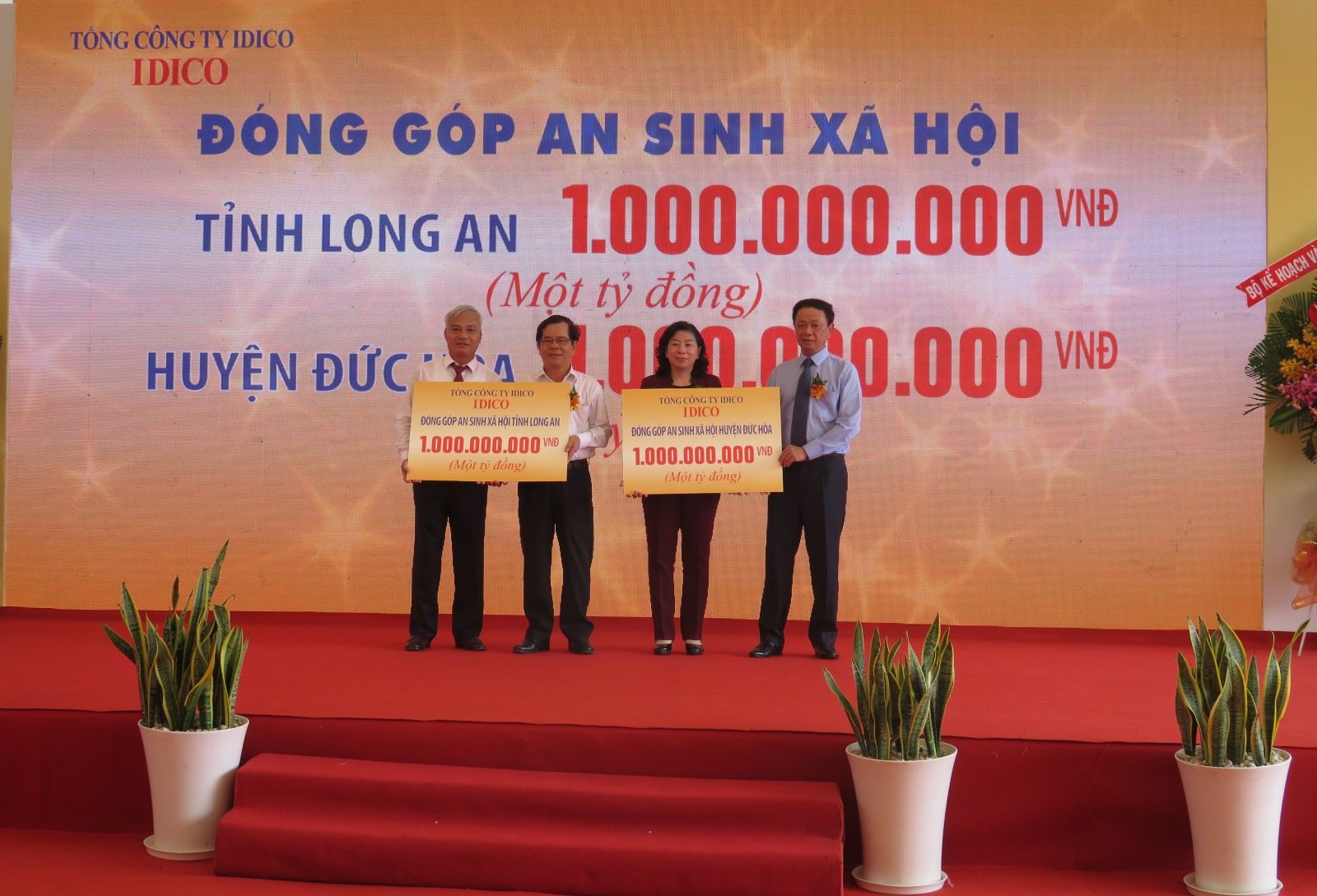 Infrastructure investors award 1 billion VND to social security fund of Long An province, 1 billion VND to Duc Hoa district