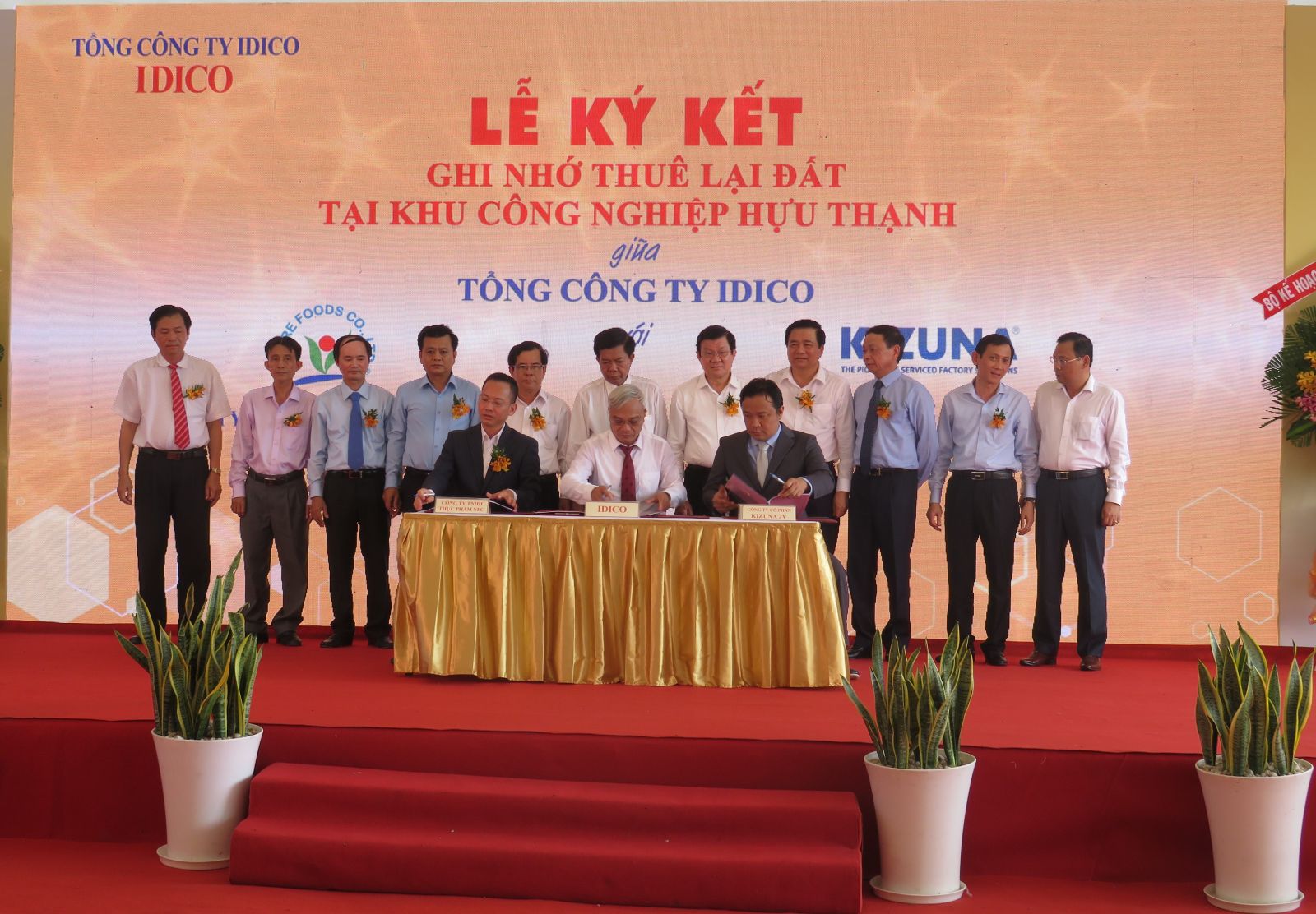 Long An: Groundbreaking for constructing infrastructure of Huu Thanh Industrial Park The investor also signed an investment memorandum with two units of investors directly engaged in production and business
