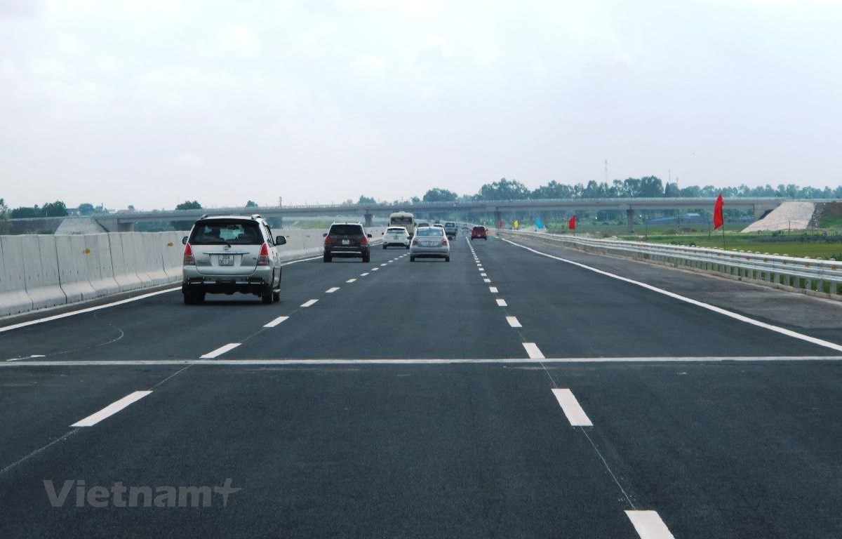 'Sẽ không có nhà đầu tư nước ngoài tham gia cao tốc Bắc-Nam' Phương tiện lưu thông trên đoạn tuyến cao tốc. (Ảnh: Việt Hùng/Vietnam+)