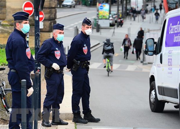 Cảnh sát Pháp gác tại một chốt kiểm soát ở Bordeaux. (Ảnh: AFP/TTXVN)