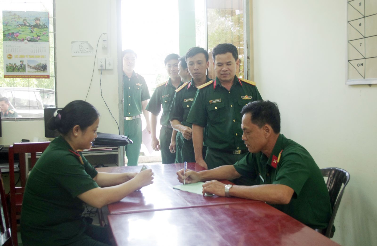 Cán bộ, chiến sĩ Ban Chỉ huy Quân sự huyện Tân Hưng thực hiện mô hình Góp quỹ xoay vòng