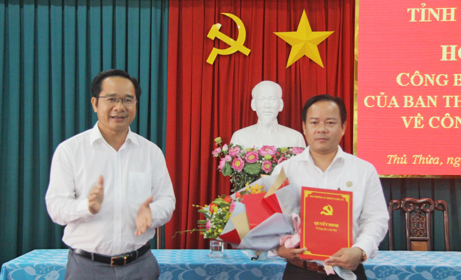 Phó Bí thư Thường trực Tỉnh ủy - Nguyễn Văn Được trao quyết định cho tân Bí thư Huyện ủy Thủ Thừa - Nguyễn Đăng Minh Xuân