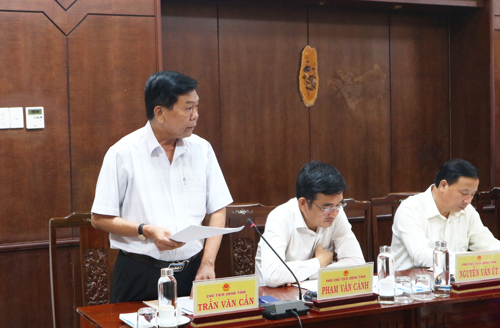 Former State President - Truong Tan Sang: Long An needs to be proactive, seize opportunity to break through Chairman of the Provincial People's Committee - Tran Van Can summarized some outstanding results of the term 2015-2020