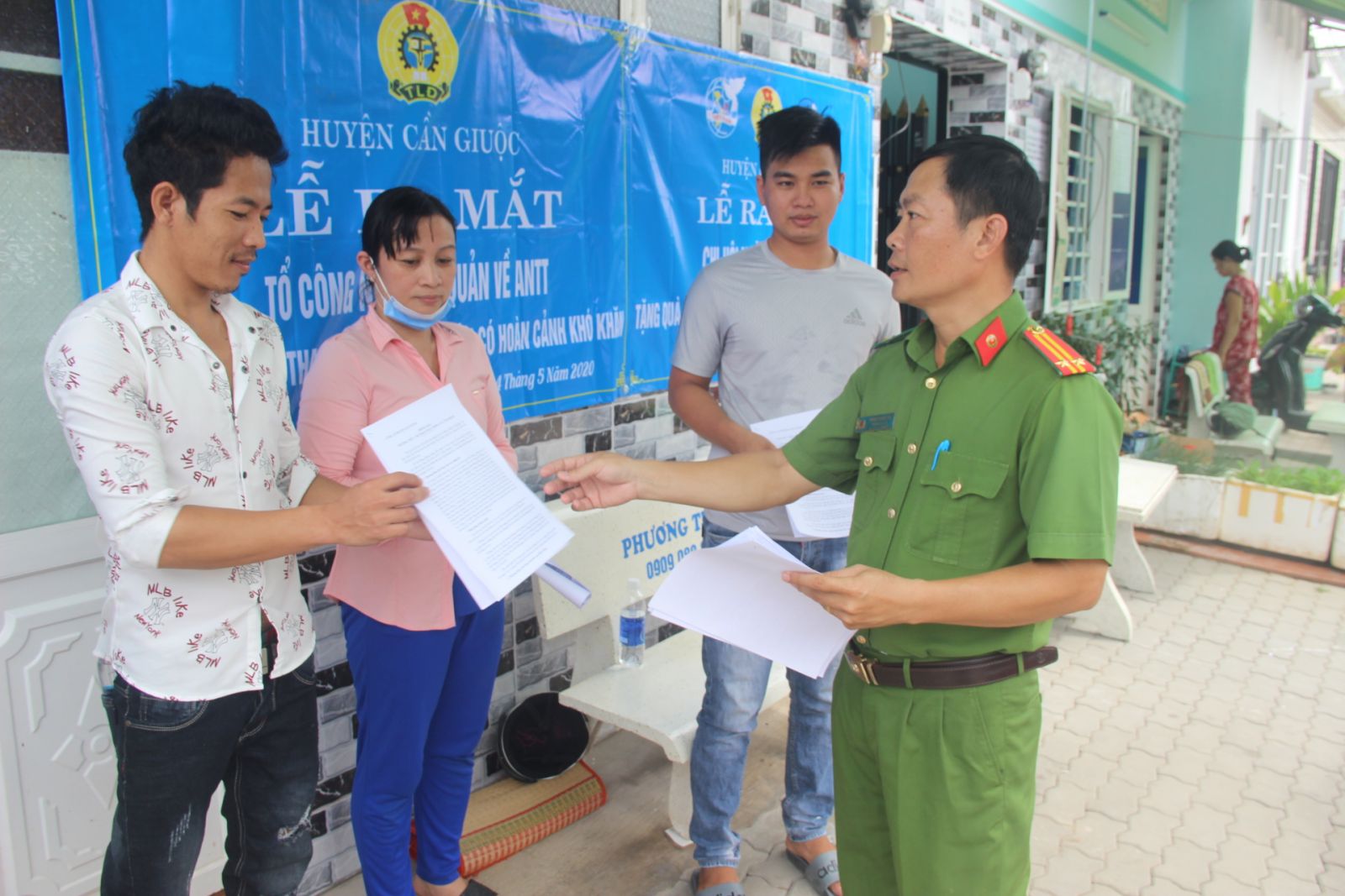 Công an xã Long Hậu, huyện Cần Giuộc phát tờ rơi, tuyên truyền về bảo đảm an ninh, trật tự tại các khu nhà trọ trên địa bàn