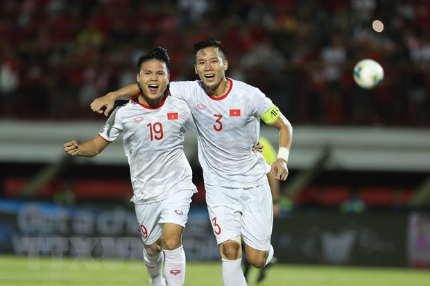  Quế Ngọc Hải và Quang Hải ăn mừng trong trận thắng Indonesia tại vòng loại World Cup 2022, tháng 10/2019. (Ảnh: Hoàng Linh/TTXVN)