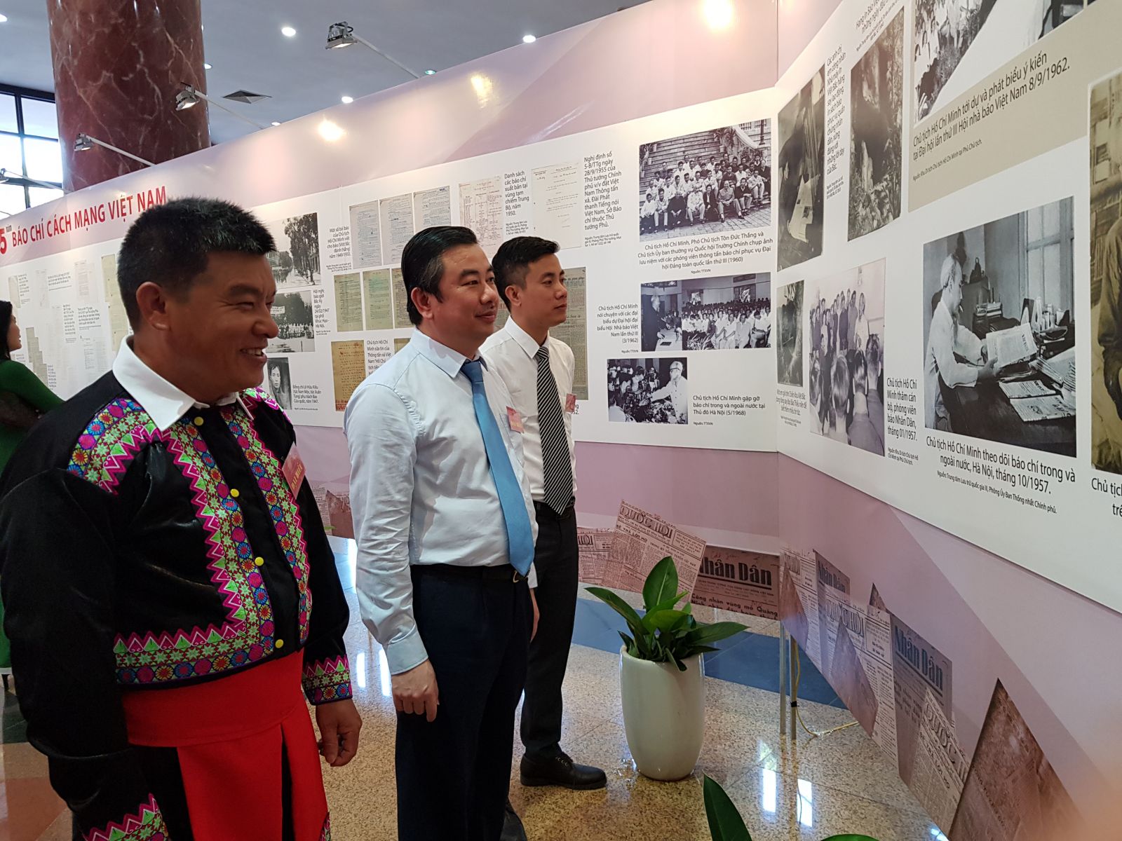 Delegates visit the exhibition of Vietnam's revolutionary press history