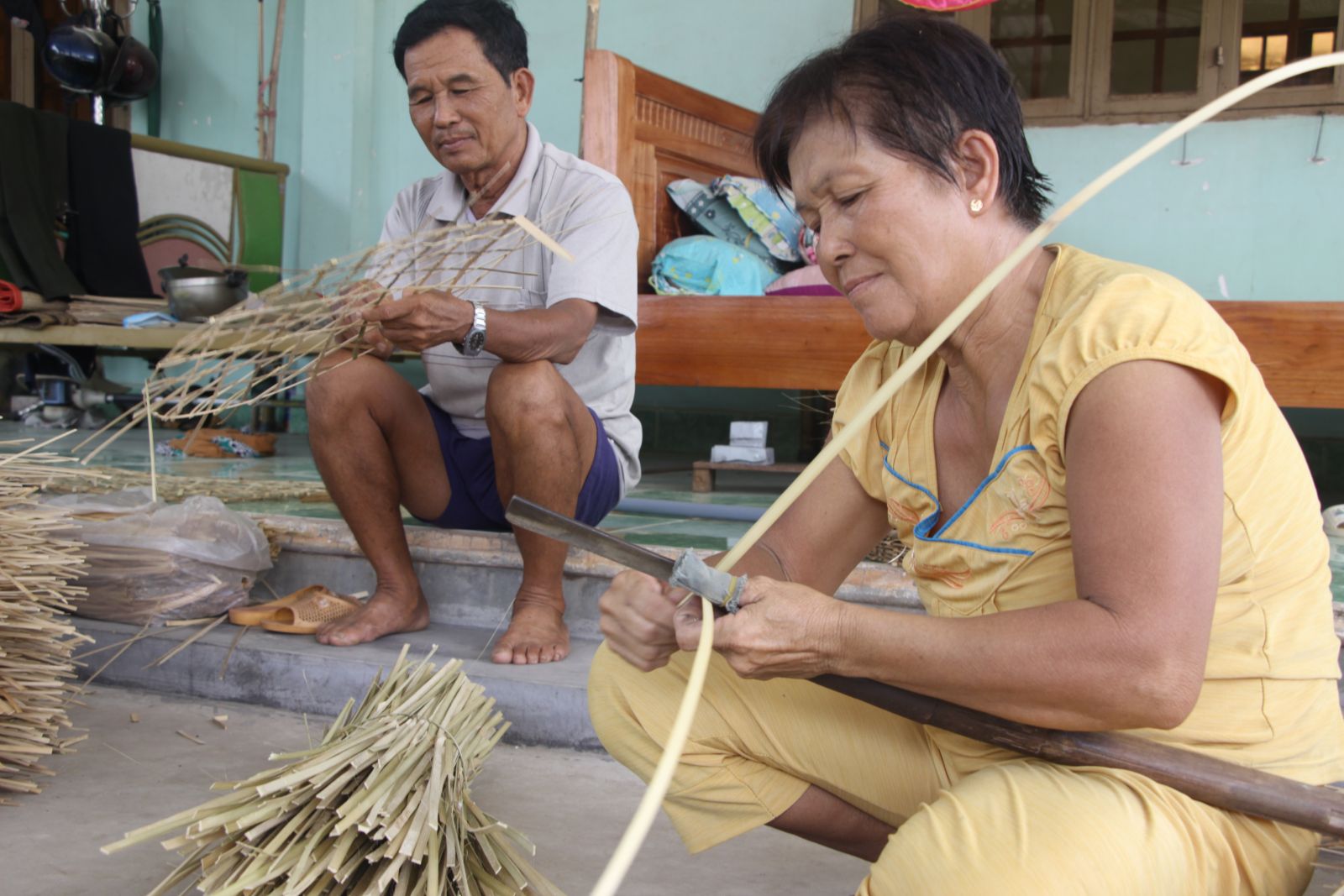 Để có được thành phẩm đẹp, người vót nan phải ra tre, trúc đều tay, nan vót phải nhỏ, mỏng và đều,...