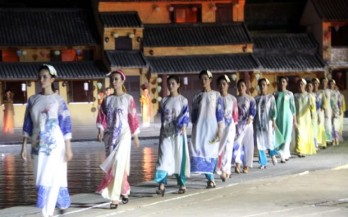 Ao dai show impresses visitors to Hoi An