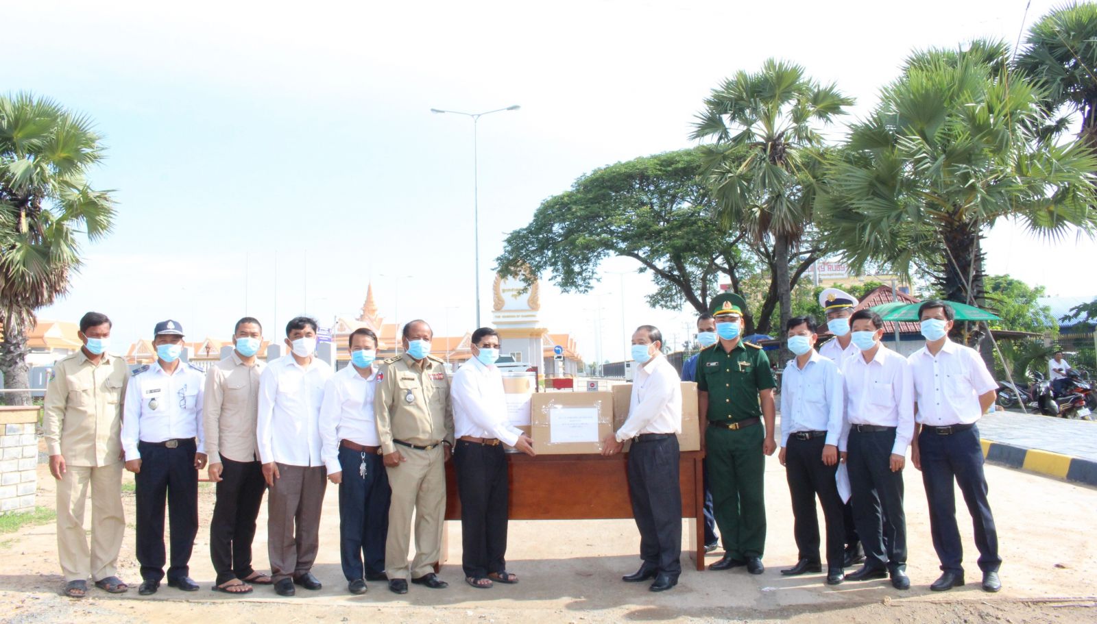 Deputy Director of Long An Department of Health - Vo Van Thang presents Cambodia medical supplies to prevent and combat Covid-19 