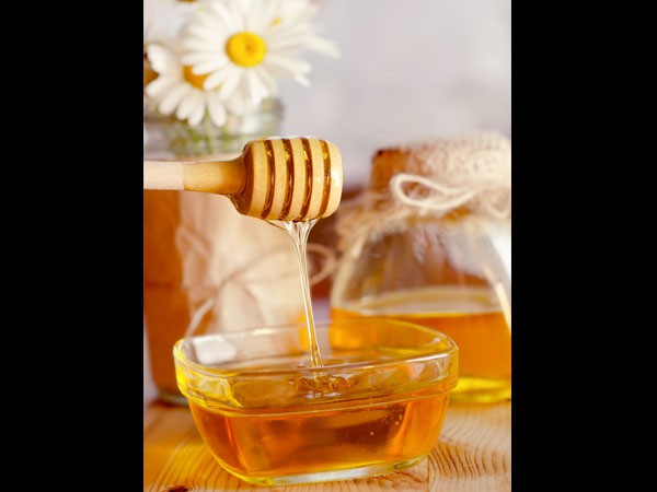 Mật ong: Mật ong từ lâu đã được sử dụng để làm mờ sẹo. Hãy sử dụng mật ong organic và tạo hỗn hợp với nước và yến mạch, sau đó thoa lên vết sẹo. Bạn cũng có thể dùng kèm với nha đam hoặc dưa chuột để tăng tính hiệu quả.
