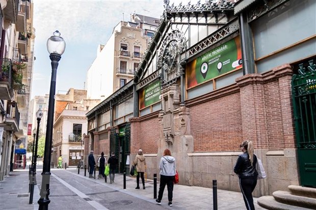 Người dân tuân thủ quy định giãn cách xã hội khi xếp hàng bên ngoài một siêu thị ở Barcelona, Tây Ban Nha ngày 8/5/2020. (Nguồn: THX/TTXVN)