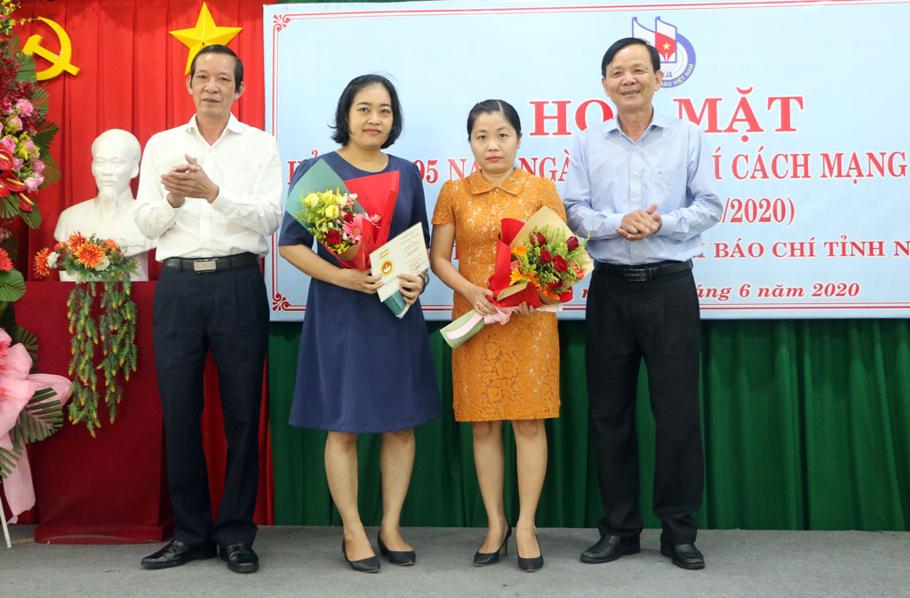 Presenting the Vietnam Medal for Journalism Career to members of journalism association