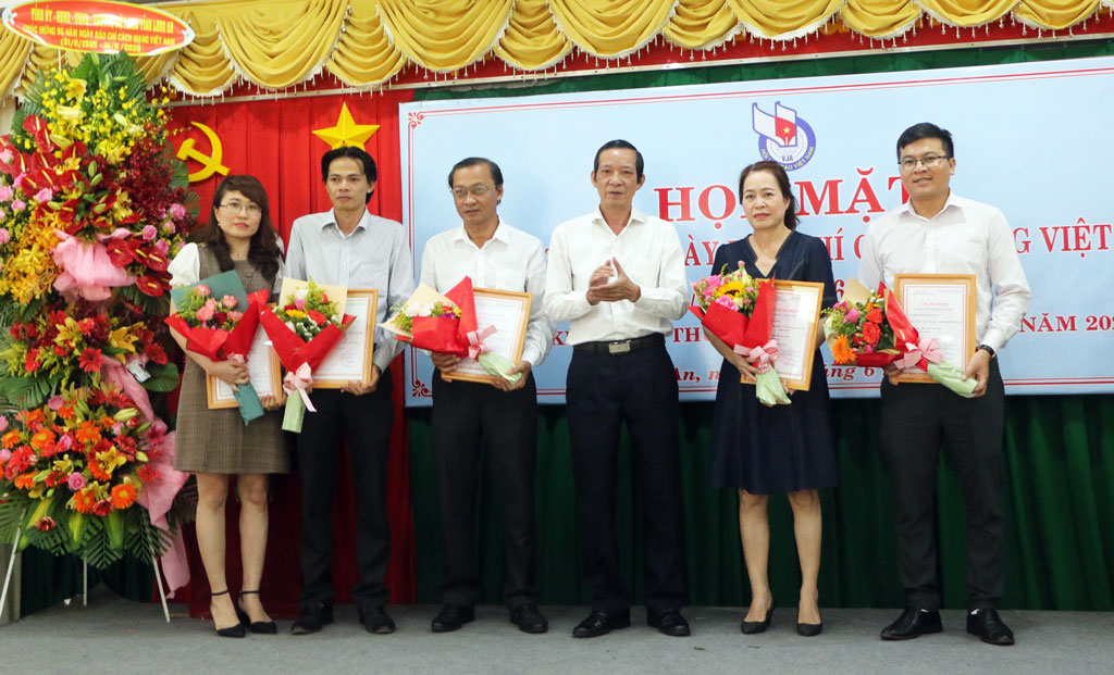 Member of Party Committee, Head of Propaganda and Training Department of the Provincial Party Committee - Dinh Ngoc Lam (3rd, R) presents prizes to the authors who won the First Prize - Long An Journalism Award in 2020