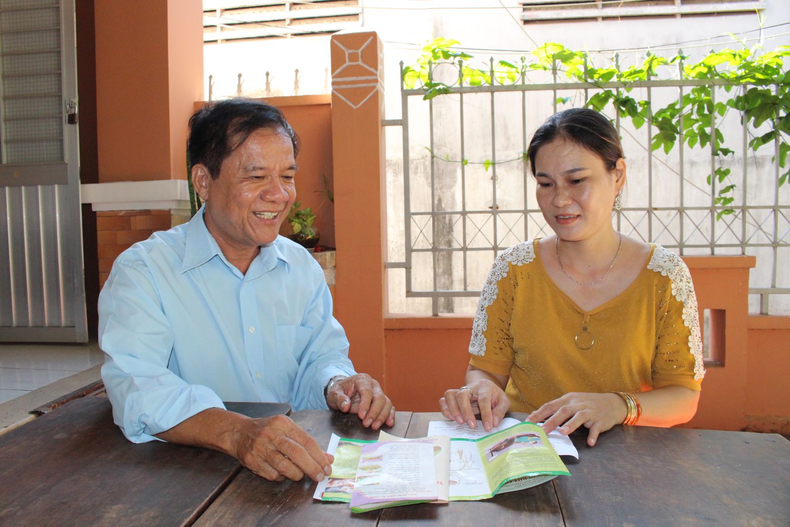 Hiện nay, dù đã ở tuổi về hưu nhưng ông Phạm Ngọc Tấn (bìa trái) vẫn rất tâm huyết với công tác dân số