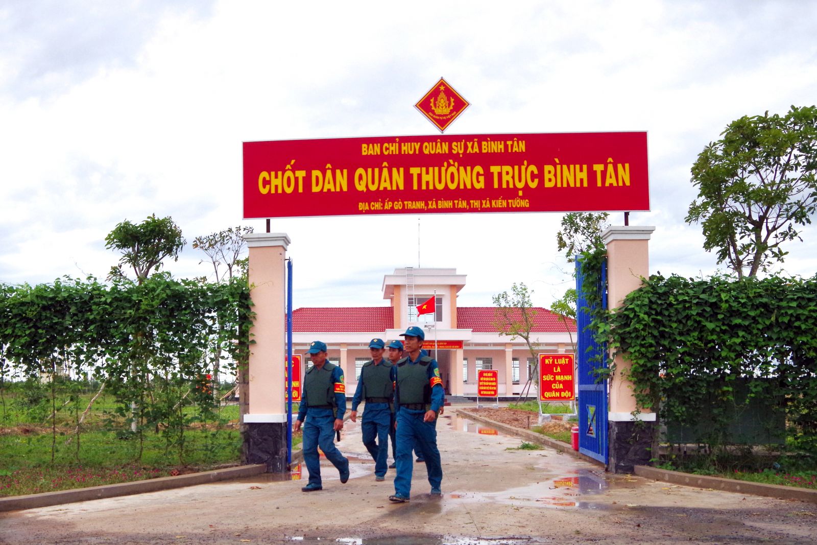 Dân quân thường trực Chốt Dân quân Bình Tân, thị xã Kiến Tường tuần tra bảo vệ trị an biên giới