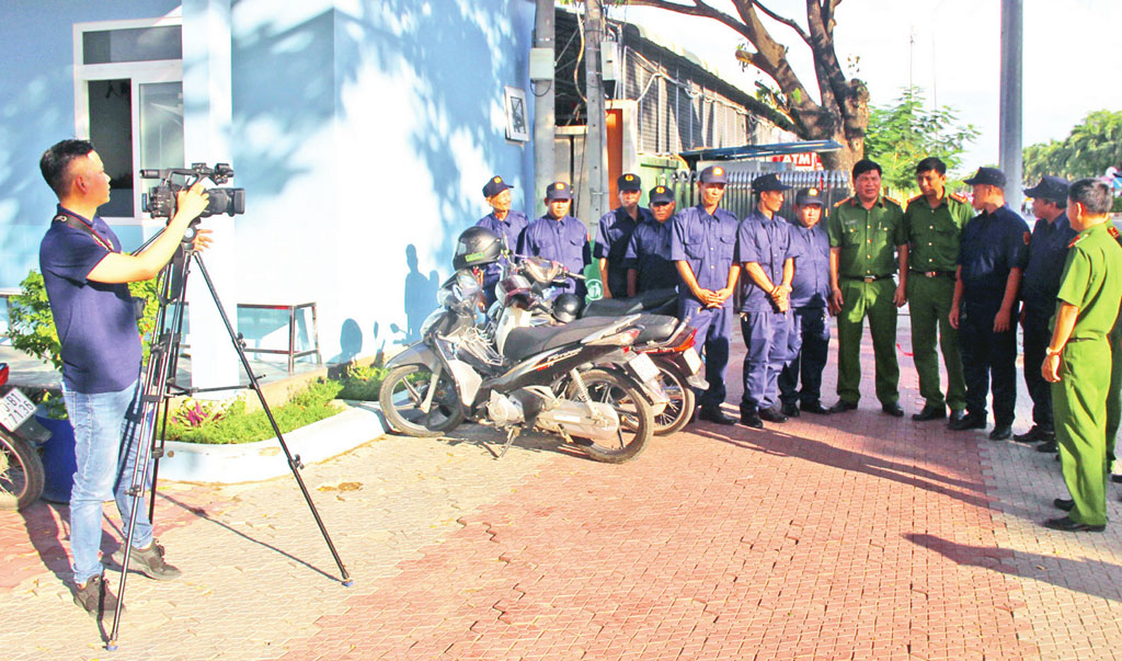 Trong thời đại thông tin bùng nổ, đa số người làm báo phải rèn luyện phẩm chất nghề nghiệp của mình