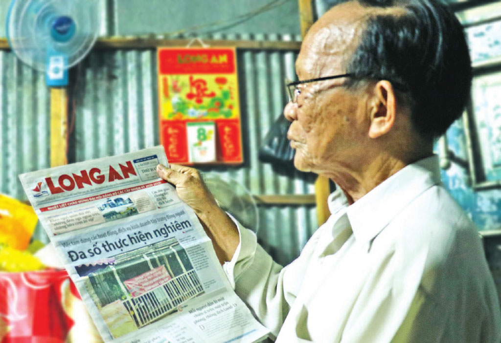 Ông Nguyễn Xuân Thiệu (phường 2, TP.Tân An)  tìm được những câu chuyện hay, ý nghĩa từ báo chí
