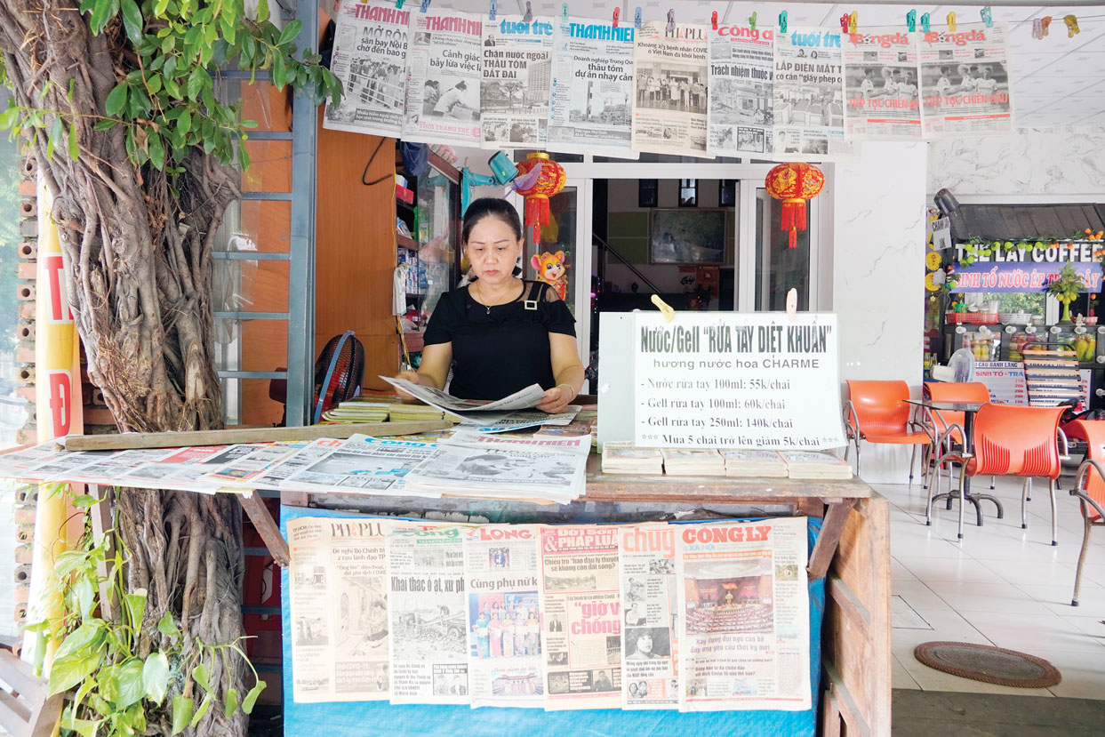 Sạp báo giấy nhiều năm tại góc đường Phan Đình Phùng