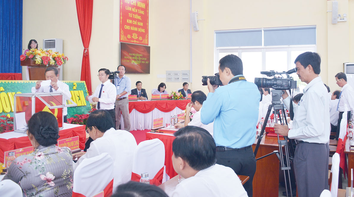 Các cơ quan báo chí tập trung tuyên truyền, thông tin về đại hội (Trong ảnh: Phóng viên tác nghiệp tại đại hội Đảng bộ huyện Cần Giuộc)