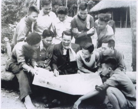 Nhà báo Xuân Thủy (người quàng khăn ngồi giữa) và đồng nghiệp khi làm báo Cứu Quốc tại Chiến khu Việt Bắc. (Ảnh: Tư liệu)