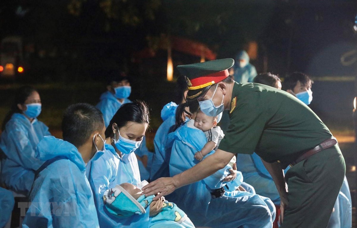 Lãnh đạo Bộ Chỉ huy quân sự tỉnh Hoà Bình thăm hỏi sức khỏe các công dân khi họ về tới cơ sở cách ly thuộc Trung đoàn T14. (Ảnh: Trọng Đạt/TTXVN)