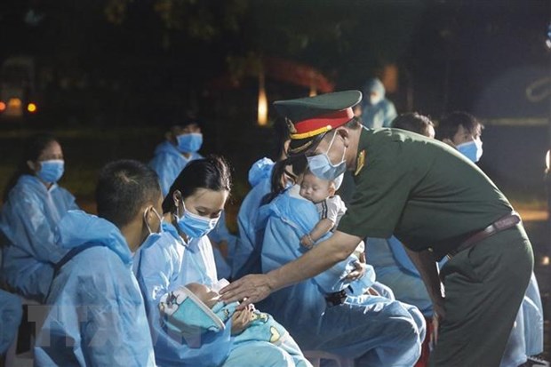 Lãnh đạo Bộ Chỉ huy quân sự tỉnh Hòa Bình thăm hỏi sức khỏe các công dân khi họ về tới cơ sở cách ly thuộc Trung đoàn T14. (Ảnh: Trọng Đạt/TTXVN)