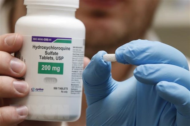 Nhân viên giới thiệu thuốc hydroxychloroquine tại một quầy dược ở Provo, bang Utah, Mỹ ngày 20/5/2020. (Nguồn: AFP/TTXVN)