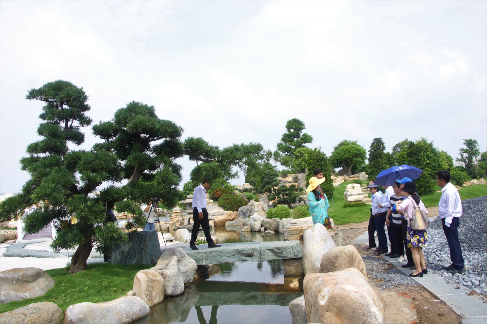 Vườn thú Mỹ Quỳnh (xã Tân Mỹ, huyện Đức Hòa) có diện tích khoảng 20ha vườn thú và 30ha khu vực vui chơi, giải trí. Điểm đặc biệt của vườn thú là mô hình sở thú bán hoang dã. Động vật được thả tự do và tạo điều kiện sống tốt nhất. Dự án được đầu tư 80%. Dự kiến ra mắt vào tháng 9 tới