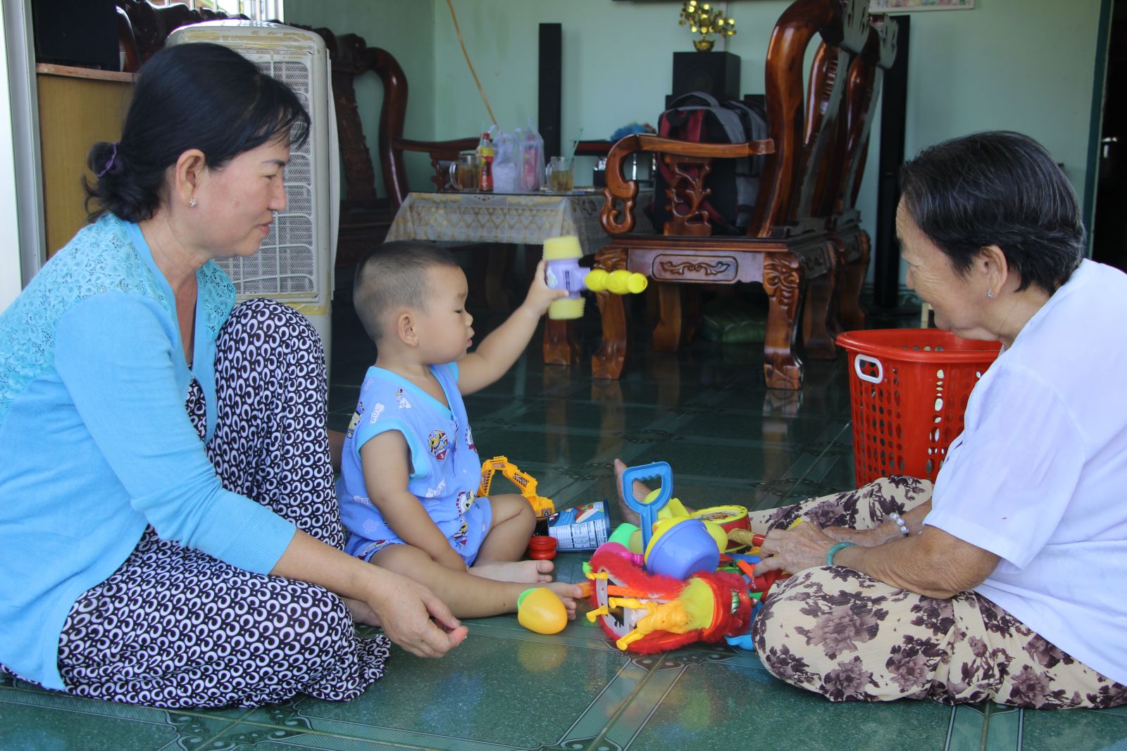 Trẻ em cần được chăm sóc trong môi trường hạnh phúc, đầy đủ tình yêu thương (ảnh minh họa)