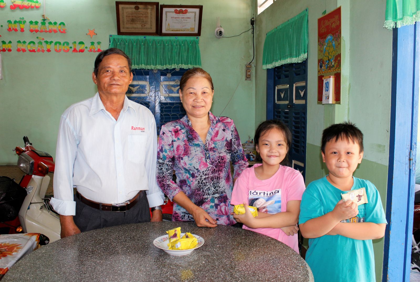 Dù đã sống với nhau gần 60 năm nhưng tình cảm vợ chồng bà Nguyễn Thị Hậu vẫn luôn đong đầy