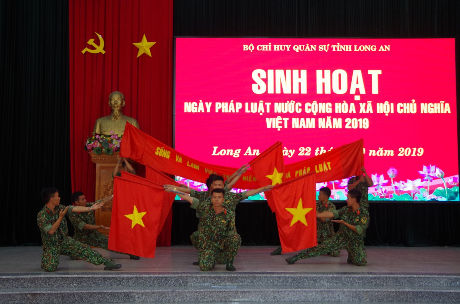 Tiết mục văn nghệ trong sinh hoạt Ngày Pháp luật nước Cộng hòa XHCN Việt Nam 2019