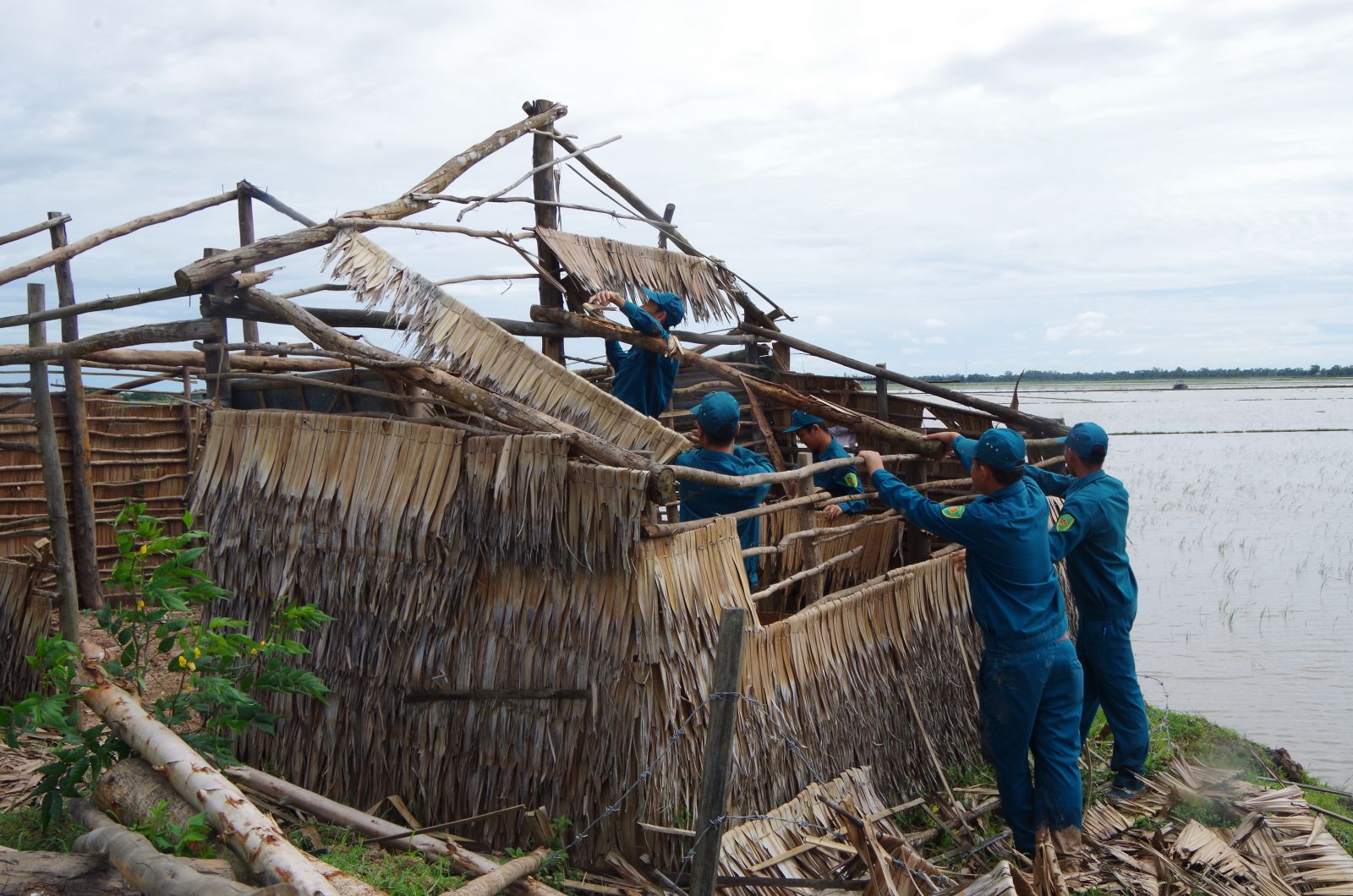 Dân quân chốt Khánh Hưng giúp dân sửa nhà