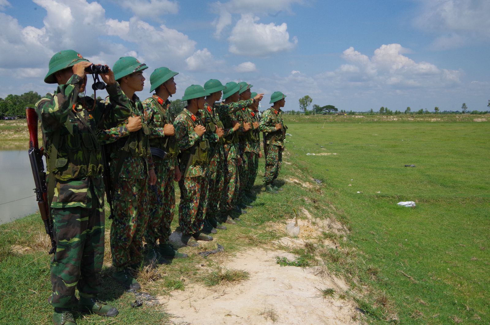 Cán bộ, chiến sĩ Đại đội Bộ binh huyện Tân Hưng tuần tra bảo vệ địa bàn