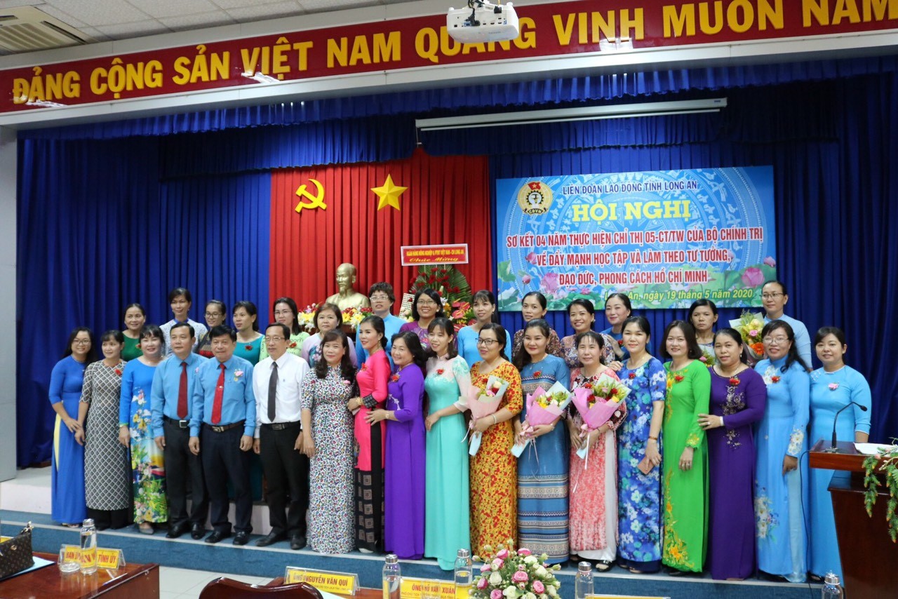 Liên đoàn Lao động tỉnh tặng Cờ thi đua cho các tập thể đạt thành tích trong phong trào thi đua “Giỏi việc nước, đảm việc nhà” năm 2018